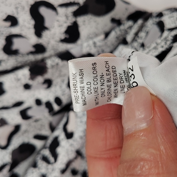 Lula B Zip Pullover Size Medium Athletic Jacket Black White Animal Print - Picture 7 of 8